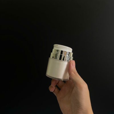 Trên tay là Chai Chiết Mỹ Phẩm 15gram, 30gram