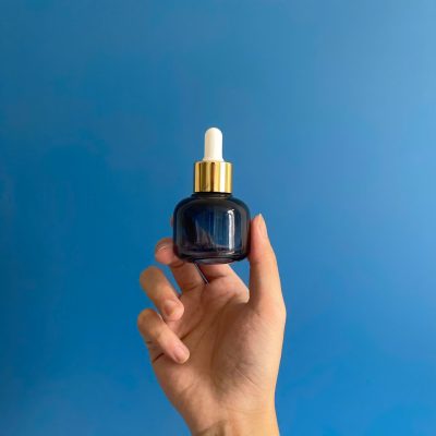 Trên tay là Chai Serum Xanh Dương 15ml